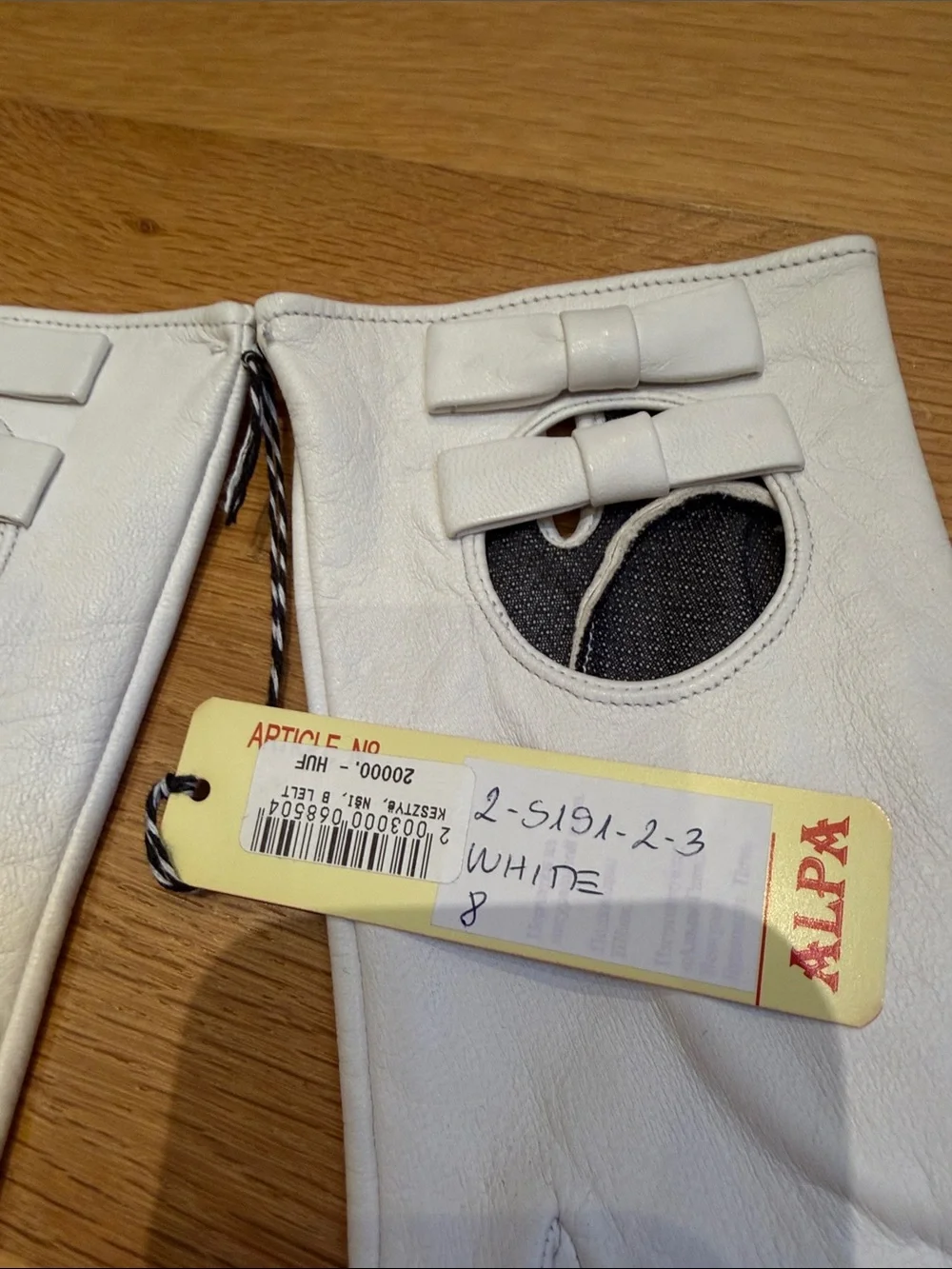 Alpa High Quality White Leather Driving Gloves with Bow Accent NWT Size 8